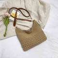 Handgefertigte Schultertasche aus Stroh in Hellbraun mit verstellbarem Ledergurt - Khaki Magnetverschluss-Stil