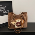Borsa tote marrone in velluto a coste con toppa a forma di orso e ciondolo peluche - Marrone con ciondolo