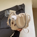 Bolso nube plisado blanco crema con cadena plateada y colgante de peluche mono - Con Colgante / Blanco Roto