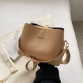 Modische hellbraune Beuteltasche aus genarbtem Leder mit goldenem Reißverschluss - Khaki