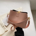 Elegante altrosa Beuteltasche mit Lychee-Maserung und goldenen Metallbeschlägen - Rosa
