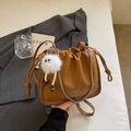 Bolso cubo de cuero marrón con correa de cadena y colgante de peluche blanco - Con Colgante / Marrón
