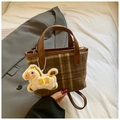 Mini sac à main à carreaux marron avec pendentif poney en peluche sur lit - Marron Grand