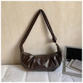 Donkerbruine glanzende hobo tas met plooien en een schouderband met een knoopdetail - Bruin
