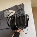 Sac nuage plissé noir chic avec chaîne argentée et bandoulière en cuir réglable à nœuds - Sans pendentif / Noir