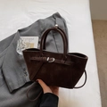 Minimalistische große braune Wildleder-Tasche mit Zierschnalle und schmalem Schultergurt - Kaffee ohne Anhänger