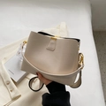 Schicke cremefarbene Beuteltasche mit Lychee-Textur und goldener Schnalle am Gurt - Weiß