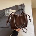 Sac nuage plissé marron foncé avec bandoulière chaîne argentée et texture cuir souple - Sans pendentif / Marron