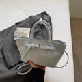 Schicke hellblaue Kunstleder-Handtasche mit Metallschnalle und abnehmbarem Schultergurt - Blau ohne Anhänger