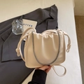 Sac nuage blanc crème avec plis à cordon, chaîne en métal et bandoulière en cuir - Sans pendentif / Blanc Cassé