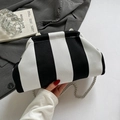 Bolso de punto a rayas blancas y negras con cadena de plata sobre blazer gris - Negro