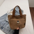 Braune Canvas-Handtasche mit Mädchen-Stickerei und Docile girl-Schriftzug für Alltag - Khaki