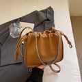 Sac seau nuage marron caramel avec poignée en chaîne et bandoulière en cuir souple - Sans pendentif / Marron