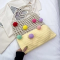 Gestrickte Tragetasche mit bunten Pompons und beige-gelbem Patchwork-Design - Gelb