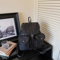 Detail eines Canvas-Rucksacks mit Sternenmuster, Doppeltaschen und Kordelzugverschluss - Schwarz