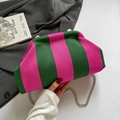 Bolso tipo concha de punto con rayas rosas y verde oscuro con cadena de plata - Verde