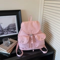 Rosa Canvas-Rucksack mit silbernen Sternen und zwei Vordertaschen auf dunklem Tisch - Rosa