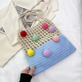 Handgefertigte Strick-Schultertasche in Beige und Blau mit bunten Pompons und Struktur - Blau