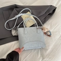 Bolso tipo cubo azul claro retro en cuero sintético con correa y amuleto de oso pardo - Azul