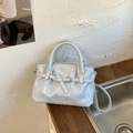 Detalle del bolso nube plisado azul claro con hebilla plateada y correa ajustable - Azul