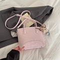 Bolso cubo rosa pálido mate con colgante de oso y correa ajustable para el hombro - Rosa