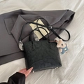 Bolso tipo cubo vintage en cuero negro con asas, bandolera y colgante de osito - Negro