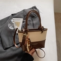 Zweifarbige Beuteltasche aus PU-Leder in Cremeweiß und Braun mit Holzperlenanhänger - Weiß & Kaffee (Mit Anhänger)