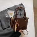 Retro dunkelbraune Eimertasche mit Holzperlen-Anhänger und verstellbarem Schultergurt - Kaffee (Mit Anhänger)