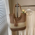 Grote geweven stro-tas in bruin-beige kleurverloop met decoratieve kwastjes hanger - Khaki