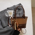 Retro-Beuteltasche in Braun mit Ledertextur und stilvollem Perlenquasten-Detail - Braun & Kaffee (Mit Anhänger)