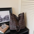 Sac cabas vintage à carreaux marron, texture laine avec cordon de serrage et bouton corne - café