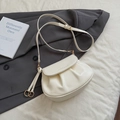 Bolso bandolera plisado chic blanco crema para mujer con elegante dije de anillo metálico - Blanco