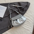 Bolso bandolera plateado metalizado con diseño plisado y detalles dorados - Plateado
