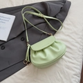 Bolso bandolera nube plisado verde menta en cuero suave con detalles dorados - Verde
