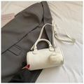 Borsa cilindrica bianca minimalista con ciondolo in peluche e tracolla regolabile - Bianco Con Pendente