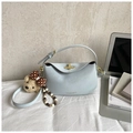Borsa a tracolla a mezzaluna celeste in ecopelle con ciondolo a forma di orso e chiusura oro - Con Ciondolo / Blu
