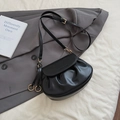 Sac nuage plissé en similicuir noir avec bandoulière réglable et détails d'anneaux dorés - Noir