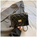 Schicke schwarze Stepphandtasche mit goldfarbenem Schloss und Kettenriemen - Schwarz