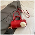 Elegante borsa a cilindro rossa con texture lucida stropicciata e pompon bianco - Rosso con ciondolo