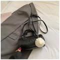 Elegante borsa a tracolla cilindrica nera con ciondolo a pecora e pelle plissettata - Nero Con Pendente