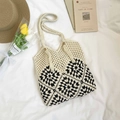 Borsa tote all'uncinetto fatta a mano beige con motivi floreali neri a contrasto - Bianco e Nero