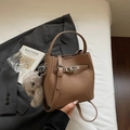 Detail der hellbraunen Eimer-Tasche aus Litschileder mit Plüschhasen-Anhänger - Khaki
