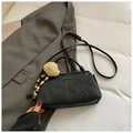 Borsa a tracolla nera classica in ecopelle con ciondolo a sfera di peluche morbida - Con Ciondolo / Nero