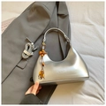 Bolso hobo plateado metalizado con colgante de cuentas de madera y correa ajustable - Con Colgante / Plateado