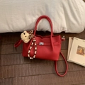 Bolso cubo rojo retro de gran capacidad con textura de grano y colgante de oso - Rojo con colgante