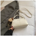 Borsa a tracolla bianco crema in pelle con ciondolo a forma di orso e perline - Con Ciondolo / Bianco Sporco