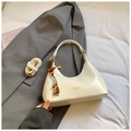 Bolso hobo blanco brillante con colgante de cuentas de madera y correa de hombro - Con Colgante / Blanco