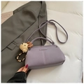 Borsa a tracolla in pelle viola con goffratura di moda e ciondolo a forma di orso - Con Ciondolo / Viola