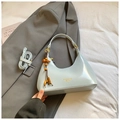 Bolso hobo de charol azul claro brillante con colgante de cuentas vintage y bandolera - Con Colgante / Azul
