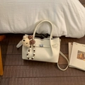 Bolso tipo cubo en cuero granulado crema con colgante de oso y cadena de cuentas - Blanco Con Colgante